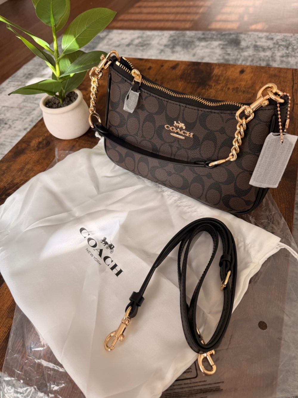 Coach Teri Shoulder Bag in Signature Leather

Black, Brown, Gold - Picture 4 of 5